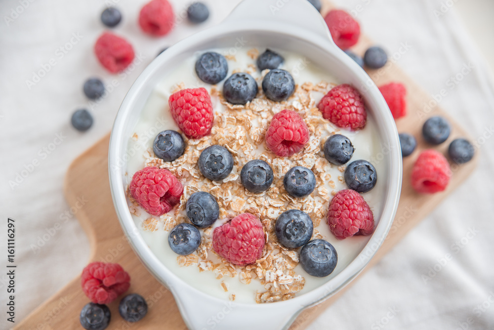 Joghurt mit Müsli und Beeren Joghurt mit Müsli und Beeren