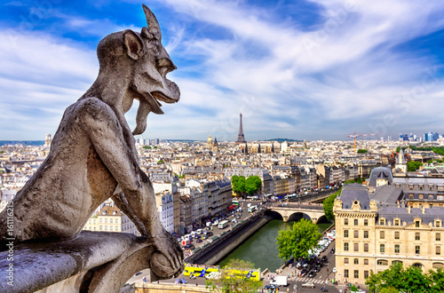 Gargulec na notre dame de paris na tle linii horyzontu Paryż, Francja.