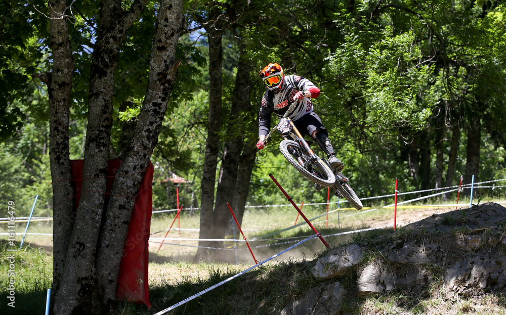 Fototapeta premium vélo tout terrain descente
