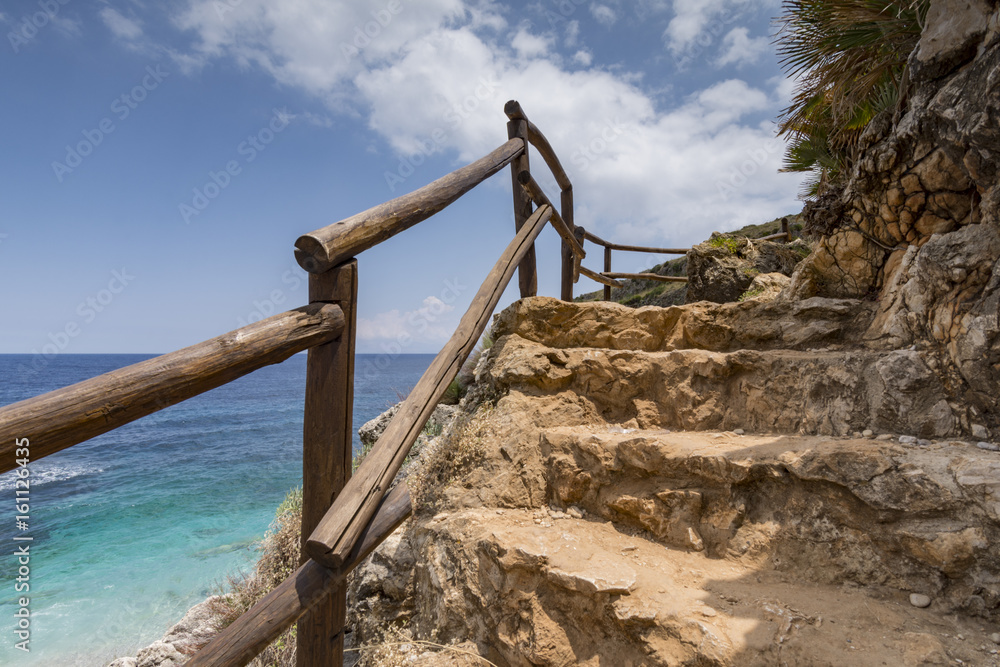 Sentiero per la spiaggia di Cala Capreria all'interno della Riserva Naturale dello Zingaro, Sicilia Sentiero per la spiaggia di Cala Capreria all'interno della Riserva Naturale dello Zingaro, Sicilia