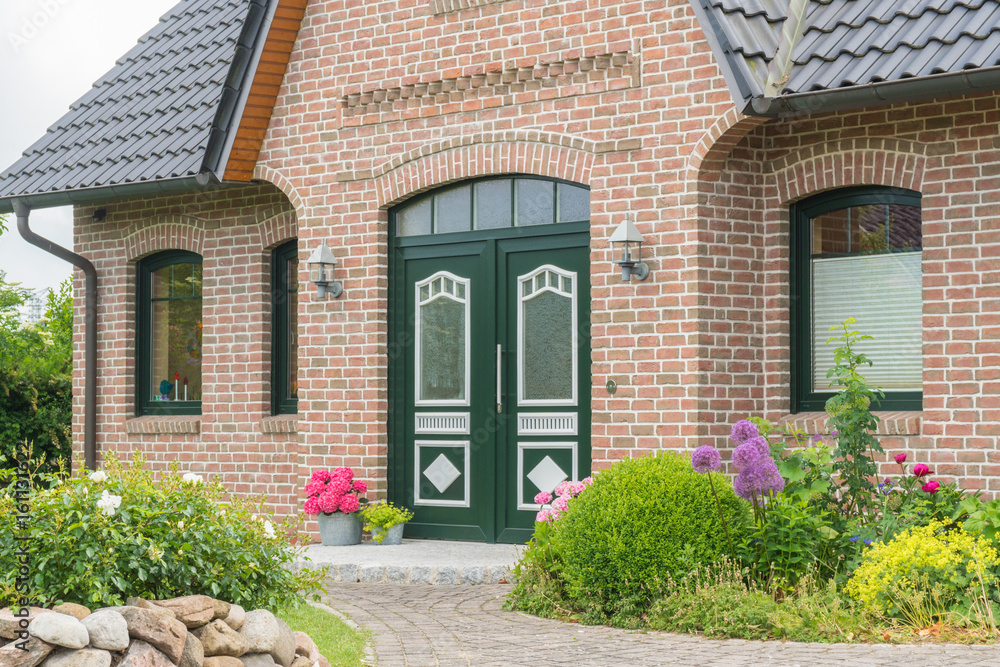 Naklejka premium Grüne Haustür eines Hauses