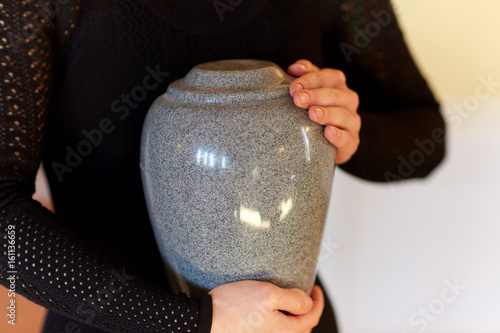 Cuadro en lienzo close up of woman with cremation urn at funeral