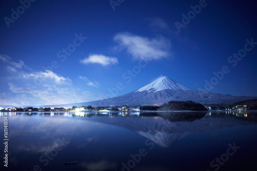 Fototapeta Naklejka Na Ścianę i Meble -  河口湖からの月夜の富士山
