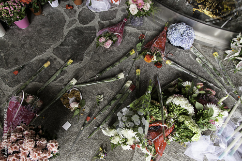 Obraz na plátne Flowers in homage against terrorism