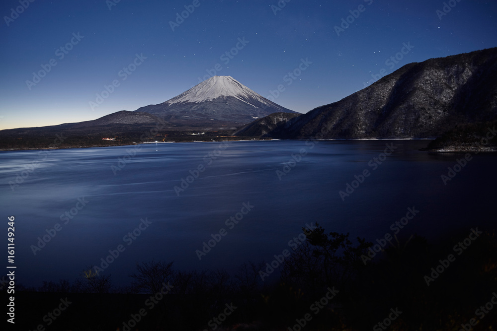 本栖湖から富士山の日の出