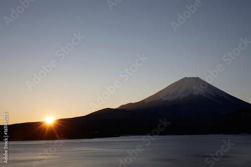 Fototapeta Naklejka Na Ścianę i Meble -  本栖湖から富士山の日の出