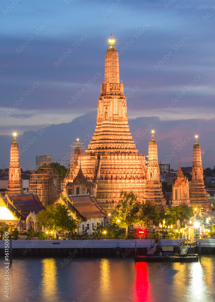 Fototapeta premium Wat Arun Buddhist religious places in twilight time, Bangkok, Thailand