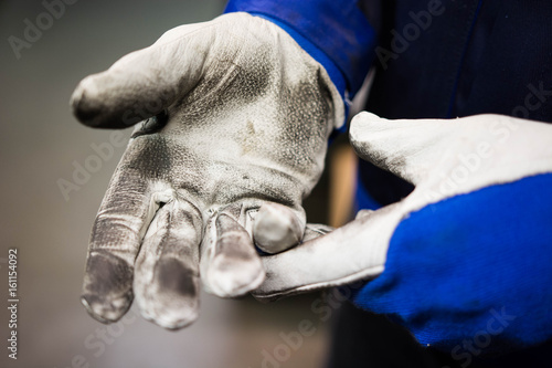 Obraz na płótnie Man wearing a pair of protection gloves. w salonie
