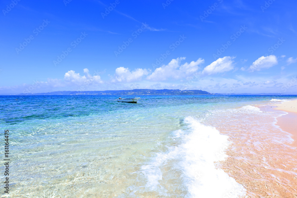 Fototapeta premium 沖縄の青い海とさわやかな空