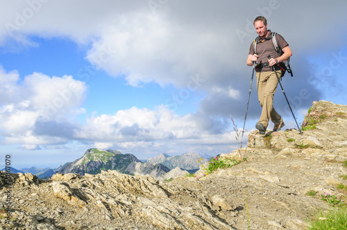 Wanderer am Gipfelgrat des Nebelhorns