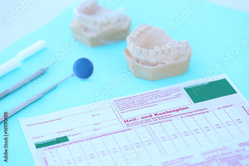 Heil- und Kostenplan beim Zahnarzt Instrumente Gebiss photo