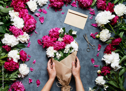 Obraz na płótnie Female florist holding beautiful bouquet at flower shop