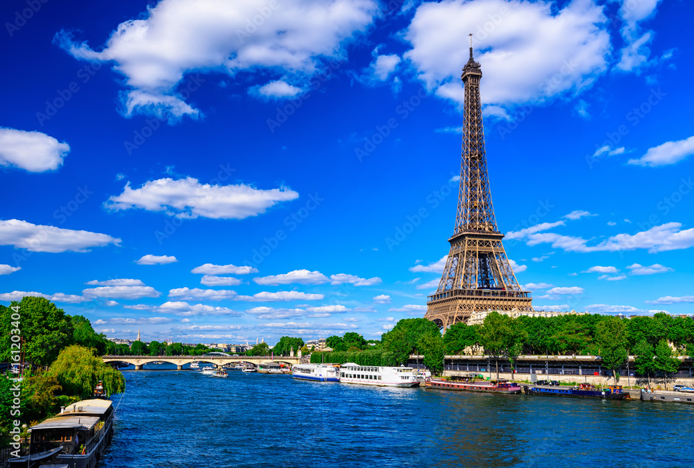 Naklejka premium Wieża Eiffla w Paryżu i Sekwana w Paryżu, Francja. Wieża Eiffla to jeden z najbardziej znanych zabytków Paryża.