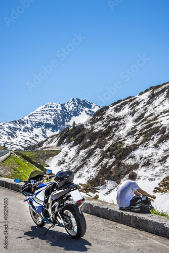 motard sur parking dans les alpes