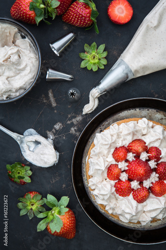 Obraz na płótnie Törtchen aus Erdbeeren, Buttercreme und einem Biscuit w salonie