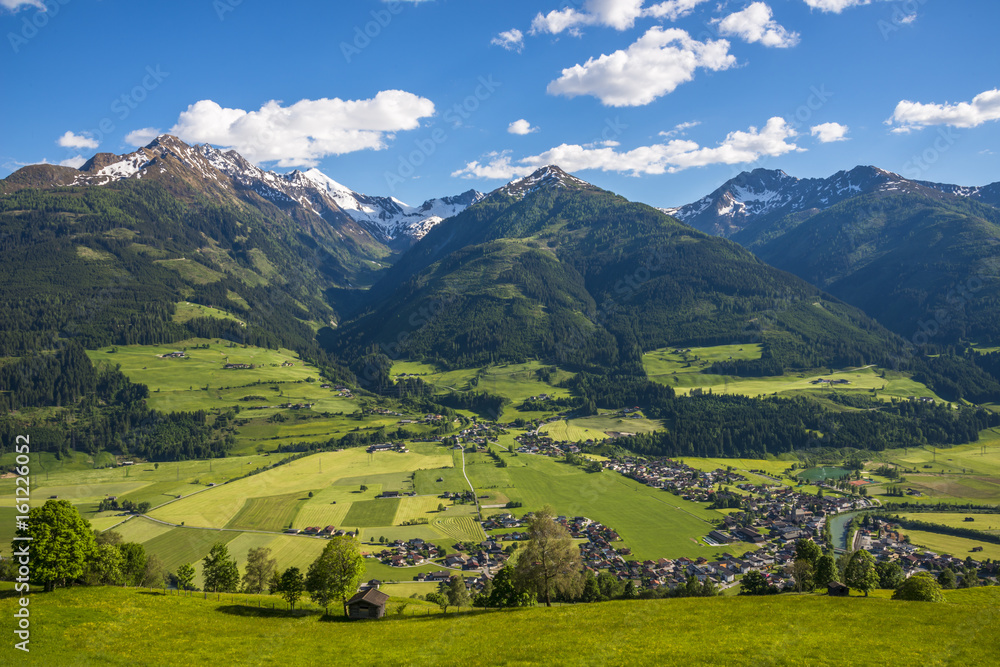 alpes autrichiennes avec vue sur village et rivière