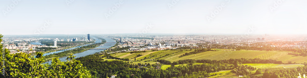 Fototapeta premium Panoramiczny widok na Wiedeń, Austria z Kahlenberg