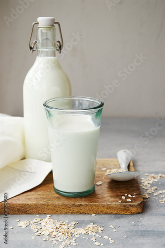 Fotografia Glass of milk and oatmeal. Healthy breakfast