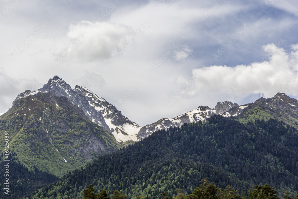 Горный пейзаж, красивый вид на живописные горные склоны, панорама горного ущелья, белые облака на небе, дикая природа и горы Северного Кавказа