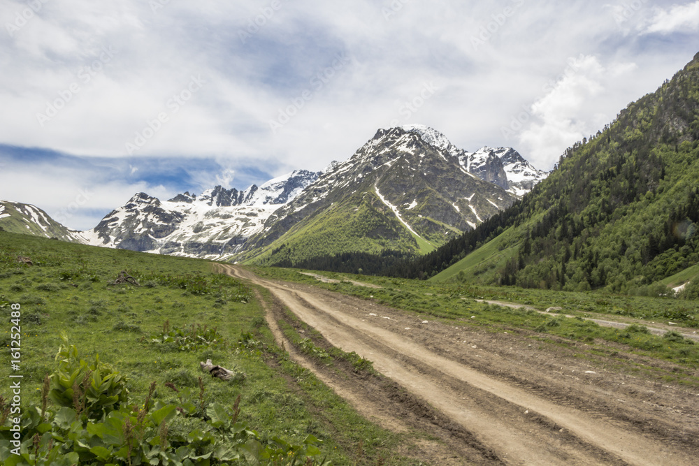 Горный пейзаж, дорога в живописном горном ущелье, путешествие по Северному Кавказу