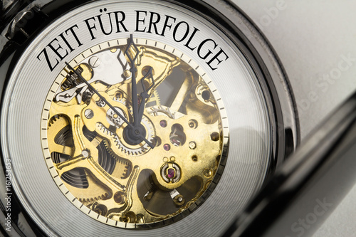 Zeit für Erfolge auf Taschenuhr