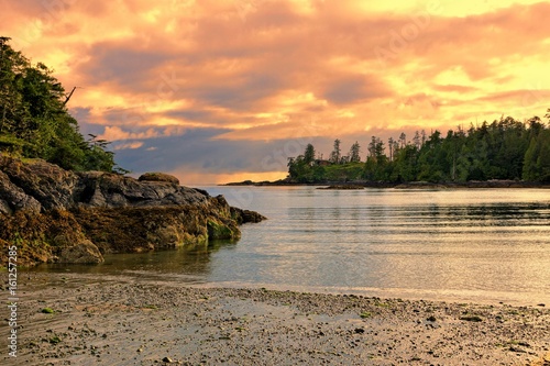 Photo Sunset along the coast of Pacific Rim National Park, Vancouver Island, BC, Canad