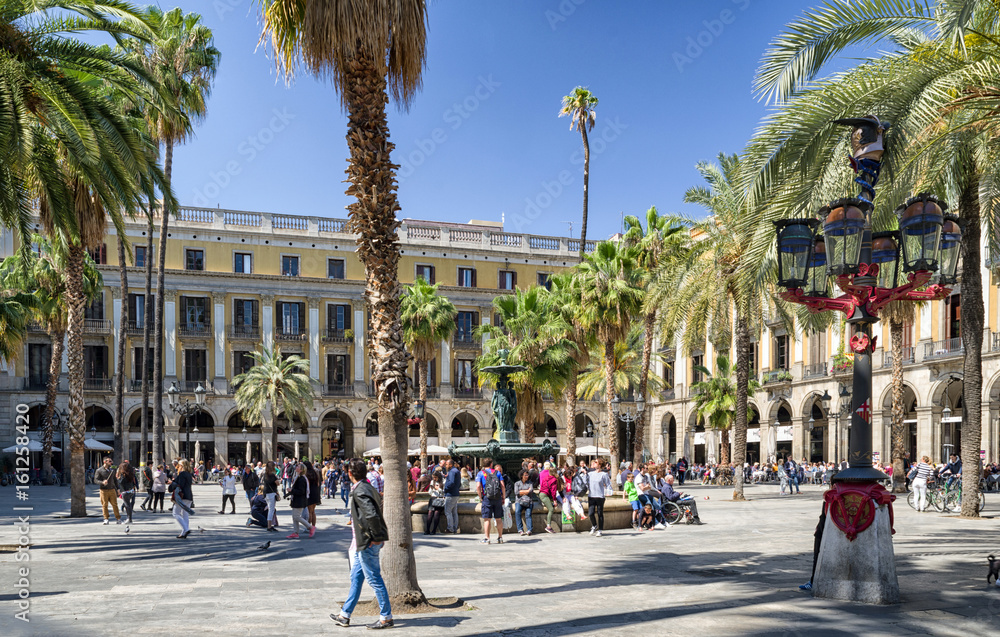Square Plaza Real in barcelona - obrazy, fototapety, plakaty 