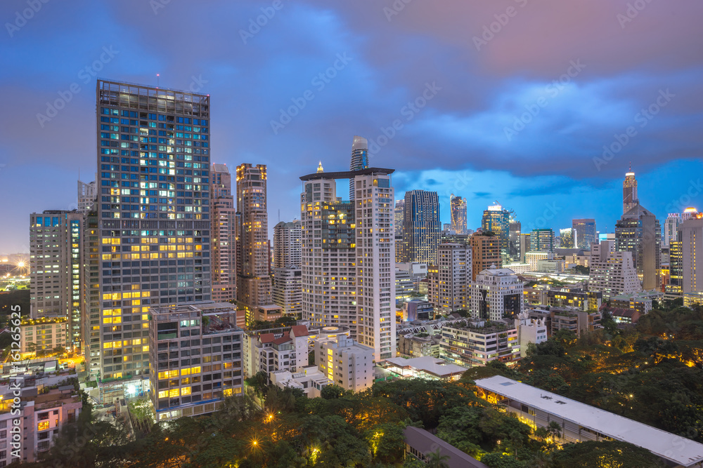 Obraz premium Bangkok cityscape at blue hour with the park. Many building view on skyscraper.