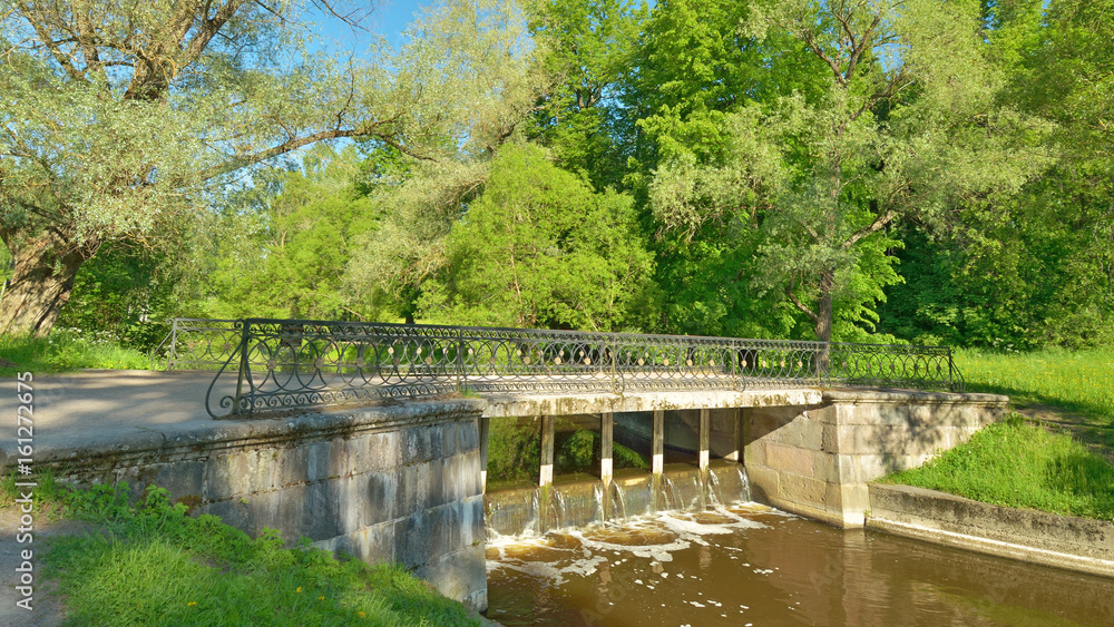 The iron bridge across the river.