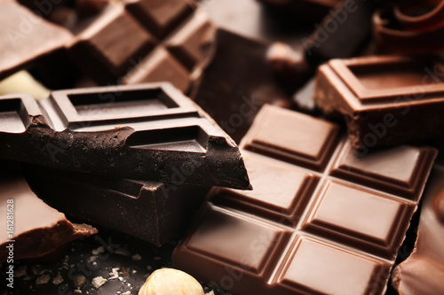 Fotografija Heap of broken chocolate pieces, close up