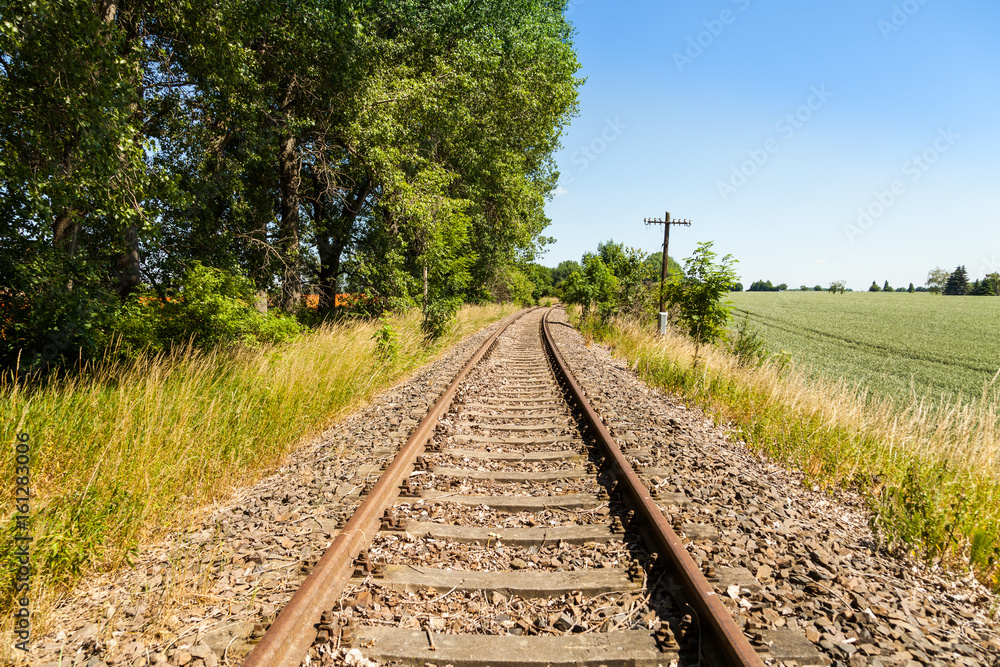 Fototapeta premium Alte Eisenbahnstrecke stillgelegt