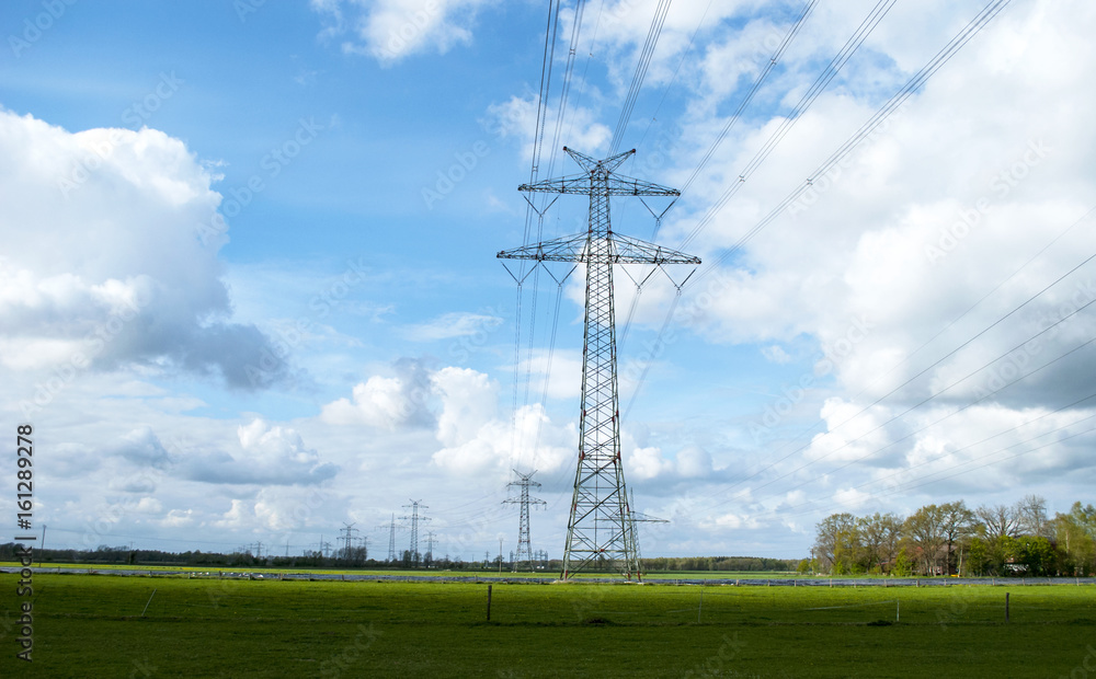 Strommasten mit Überlandleitungen in Schleswig-Holstein, Deutschland 