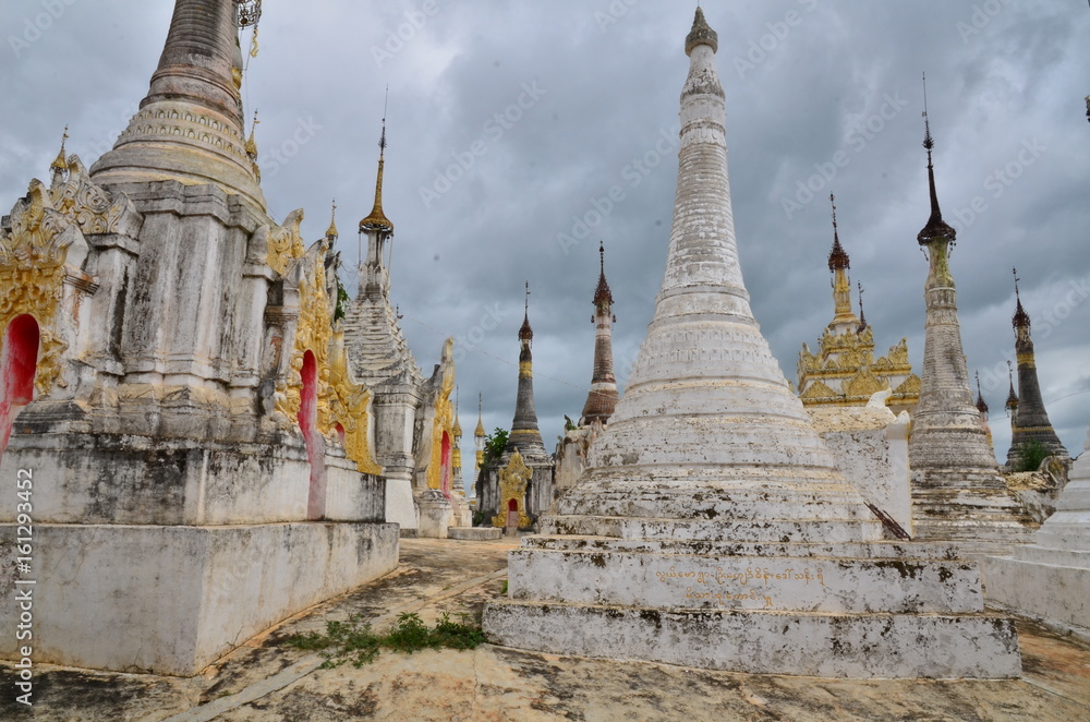 Fototapeta premium STUPAS PAGODE SHWE INN TAIN LAC INLE MYANMAR (Birmanie)