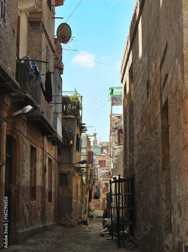 Calle estrecha en el centro del Cairo: Egipto