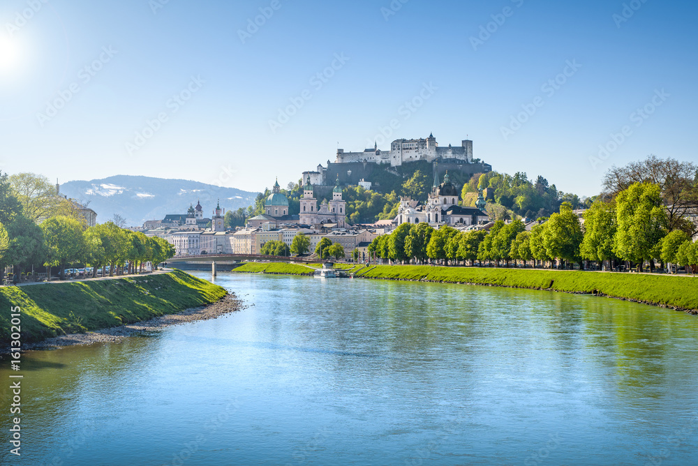 Fototapeta premium Panoramiczny widok na Stare Miasto w Salzburgu w Austrii