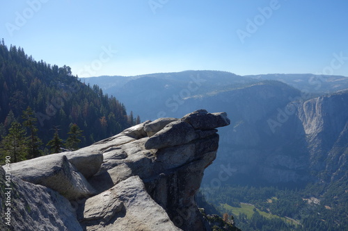 Canvas-taulu Scenic rocky cliff overlooking a vast landscape