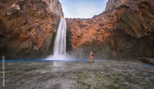 Tableau sur toile Couple kissing at Mooney Falls Havasu falls, Grand Canyon, Arizona