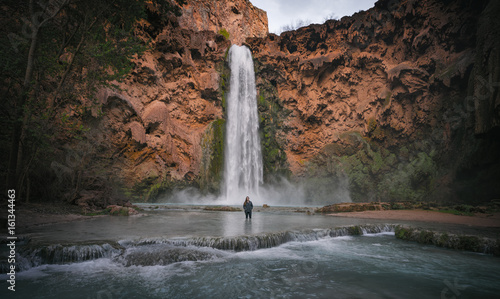Obraz na plátně Girl posing in front of Mooney Falls, Havasu falls, Grand Canyon, Arizona