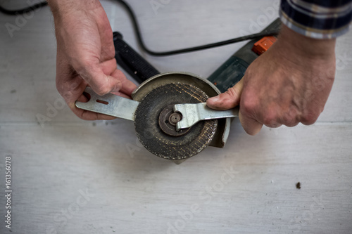 Expert, rotating wheels from grinding, the tool for loosening