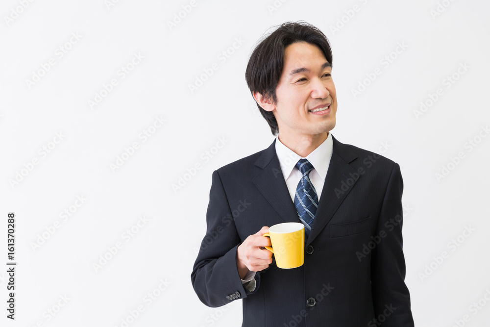 飲み物を飲むミドル男性　ビジネス