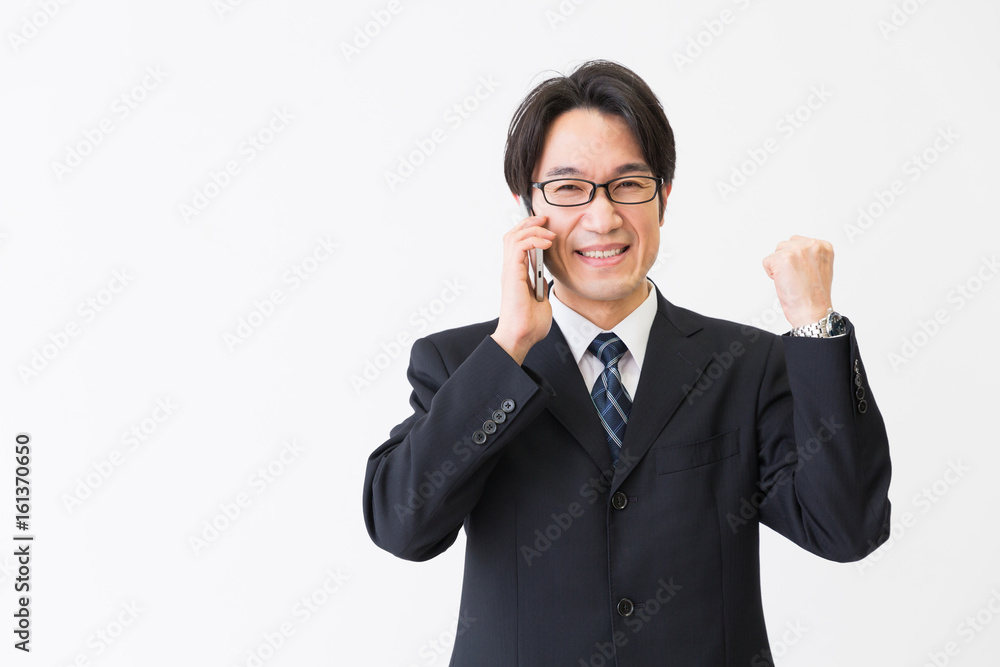 電話をするミドル男性 ビジネス 電話をするミドル男性 ビジネス
