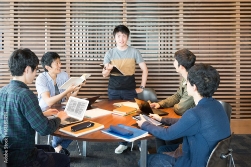 議論する若い研究者たち