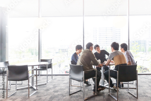 議論する若い研究者たち