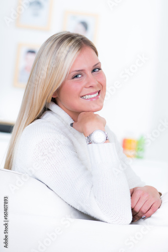 Free Download Nettes blondes Mädchen lächelt sympathisch - GFXLoad