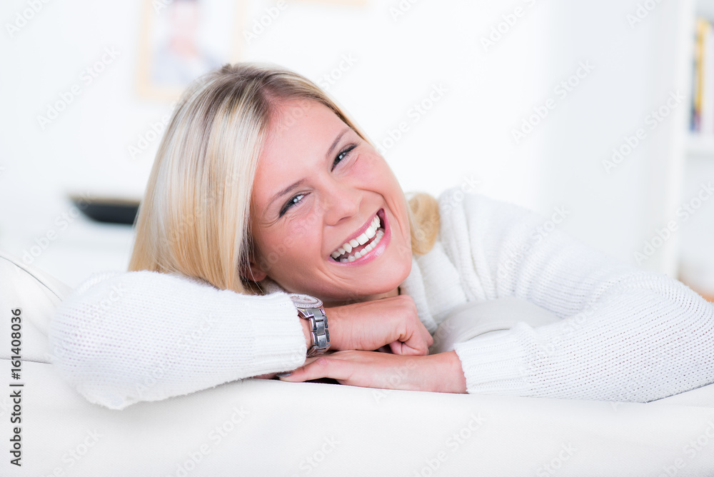 Gut gelaunte blonde Frau Gut gelaunte blonde Frau
