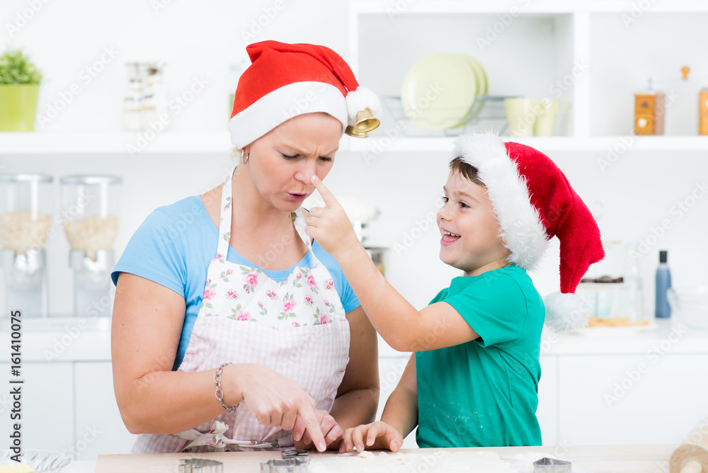 Kleiner Junge hat Spass beim Backen mit seiner Mutter Kleiner Junge hat Spass beim Backen mit seiner Mutter