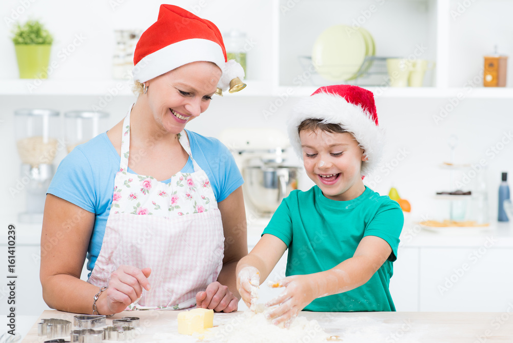 Kleiner Junge ist glücklich beim Backen mit seiner Mama Kleiner Junge ist glücklich beim Backen mit seiner Mama