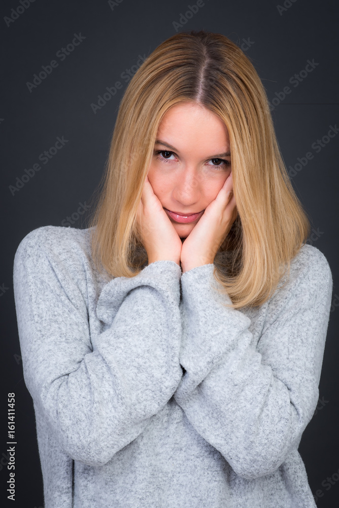Junge Frau fühlt sich nicht wohl Junge Frau fühlt sich nicht wohl