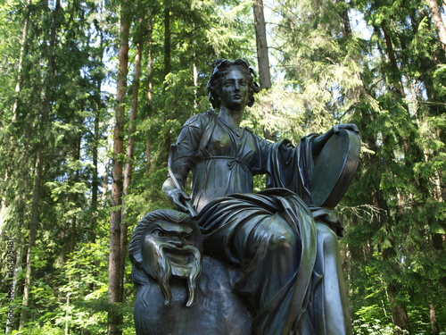 Foto Bronze statue of Thalia, muse of comedy and pastoral poetry in Pavlovsk park, Sa
