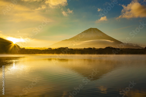 富士山と日の出 山梨県精進湖にて